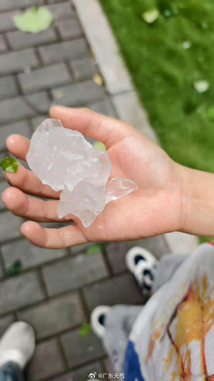 广州冰雹也太大了吧，这个天气真是捉摸不透啊，不过看了天气预报，感觉明天会轮到深圳