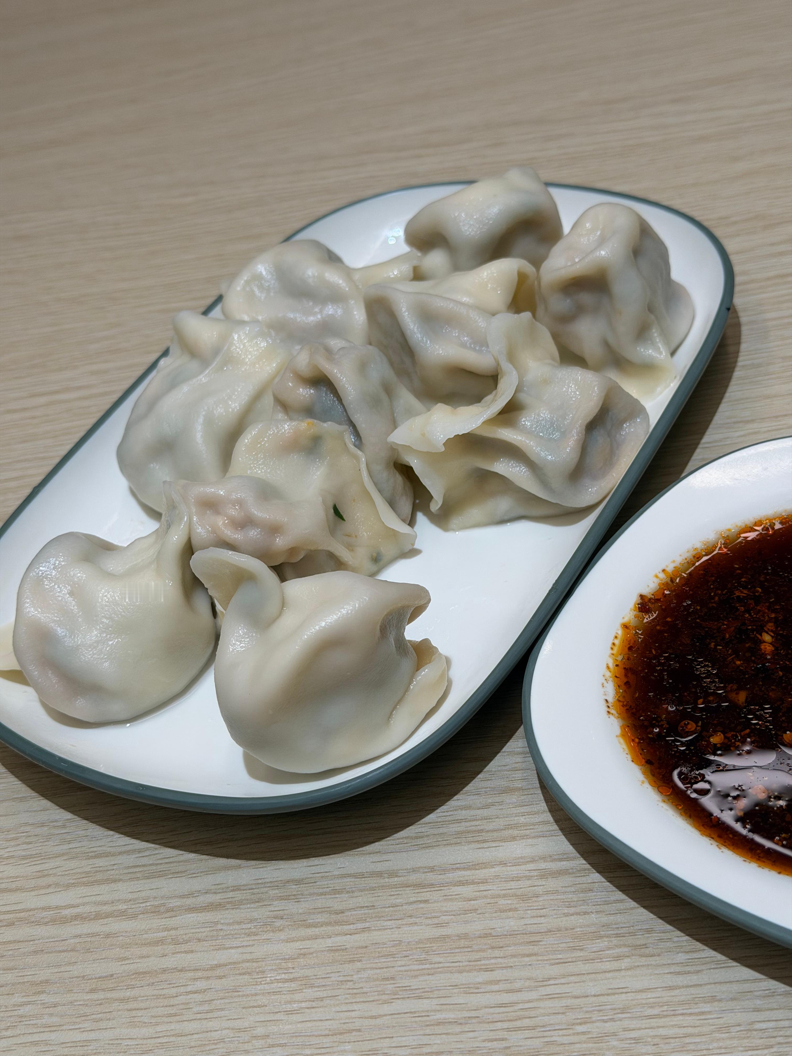 吃了二十个饺子，第一次吃鹅家鱼籽虾仁鲜猪肉酸汤饺子，真的挺好吃，胖鹅手工饺家的，
