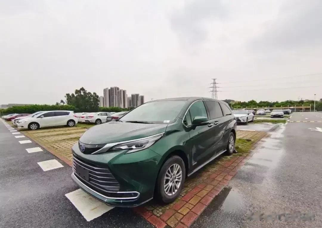 #谁才是家用MPV优选# 
尽管车身比较长，但开起来却像小轿车一样平稳。全车满载