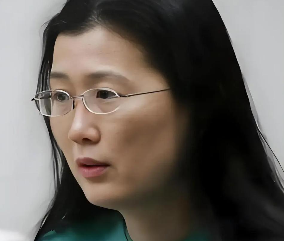 一个是外人眼里体贴周到的模范妻子，一个是暗地里用十年药企资历给丈夫下毒的凶手，这