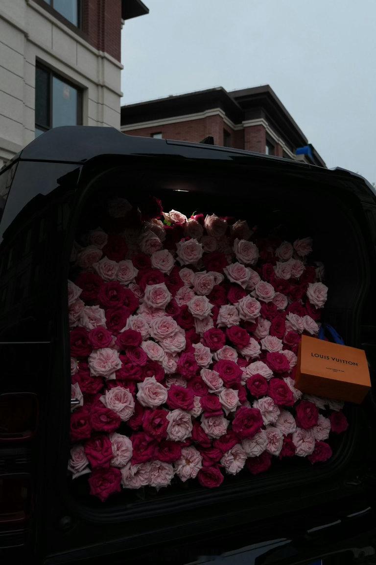 我渐渐语言匮乏，心事多于言语。分不清是释然，还是麻木，有些感受说出来太轻，藏起来