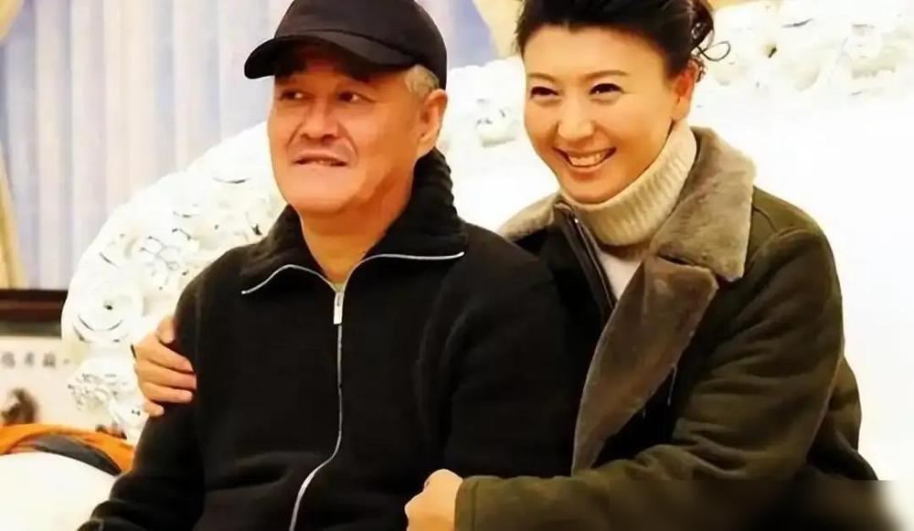 大校？她压根没当过兵。网上传了十年，说闫学晶穿军装升大校。

其实真相早就在20