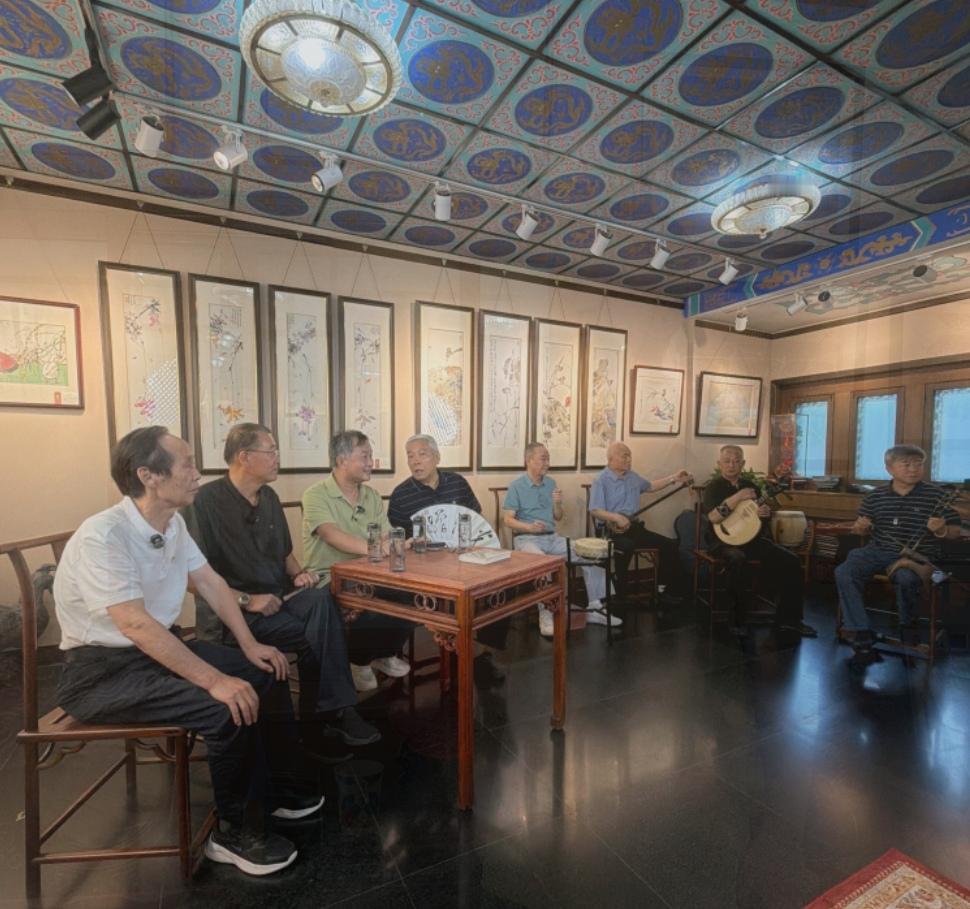 今日下午榜书万里行走进北京宏宝堂，继续带领网友们欣赏、学习中国国粹中的京剧和书法
