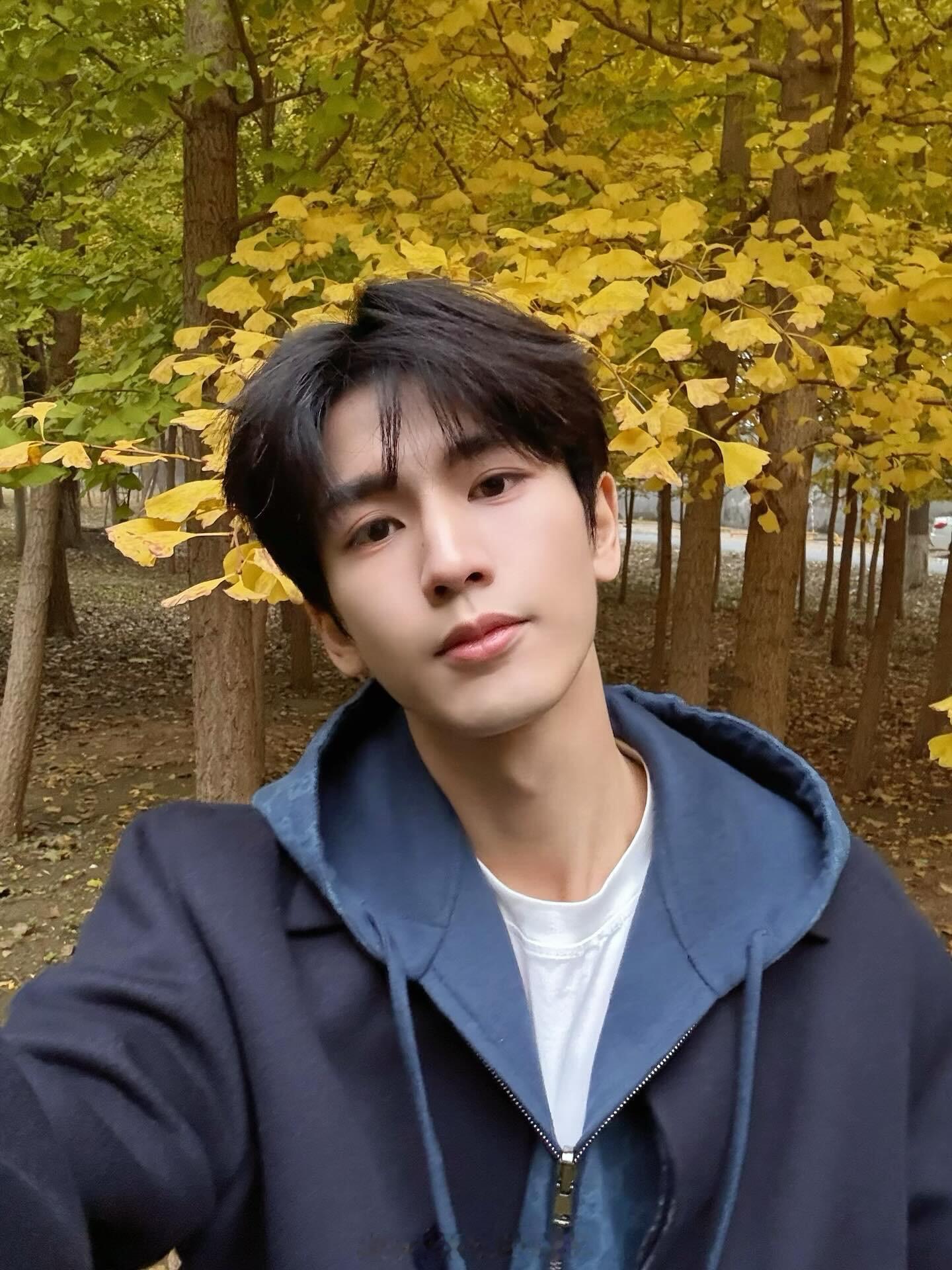 宙草ins也更新了看点大帅哥才有力气讨生活