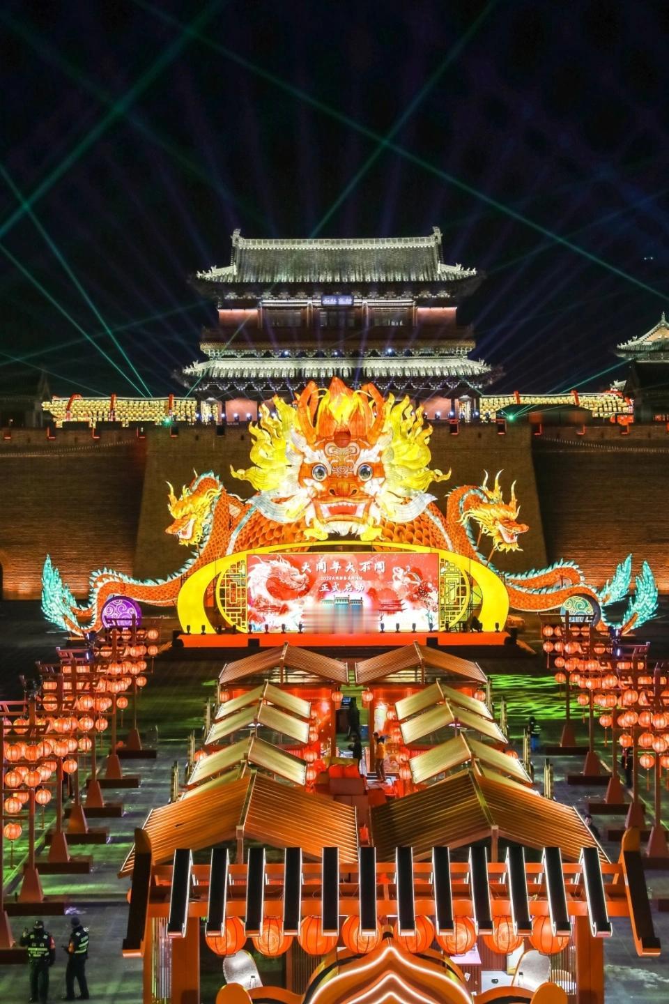 ＃如何评价大同古城的春节氛围＃
   大同古城的春节氛围浓郁热烈、传统与现代交融