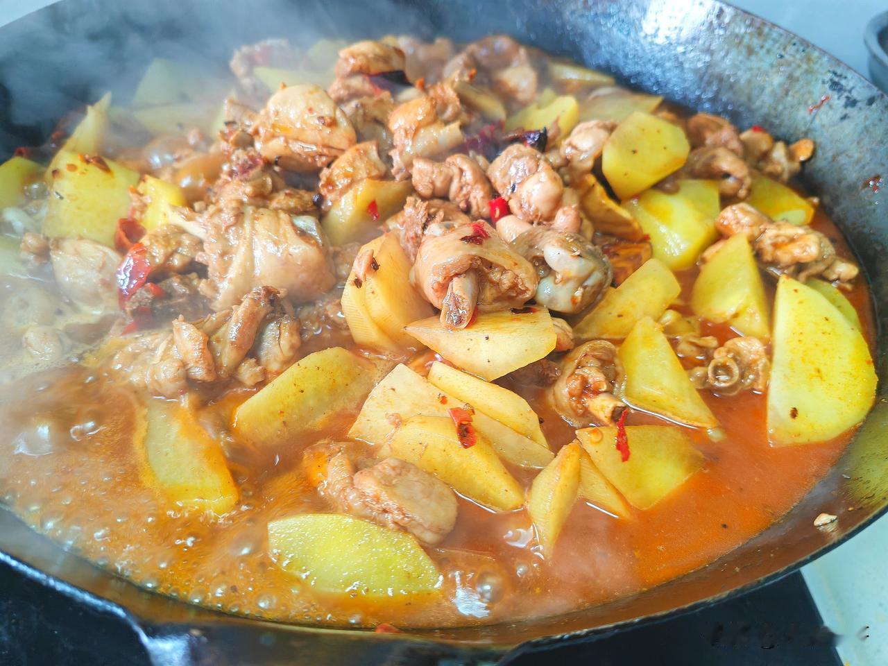 晒出你的今日美食午餐解锁黄焖鸡土豆，香辣入味，土豆粉糯鲜香，配上东北大米饭，YY