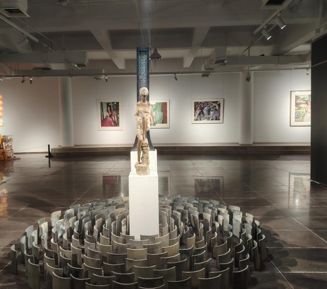 青岛市雕塑馆新展-2026年“在水之湄·女艺术家邀请展”布展完毕，即将于明天（3