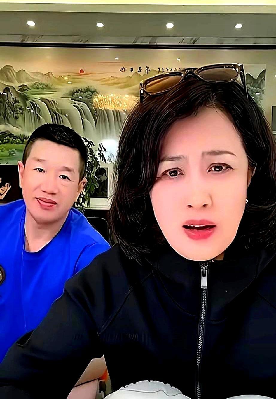 王红梅，51岁，东北农村戏里的“丁小满”，如今把炕头搬进了直播间。
 
剧里演媳