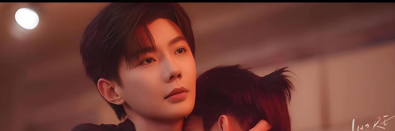 那件黑衬衣，烧了5.6万。
就为了男主角转身时，灯光能咬住面料上0.3秒的“呼吸