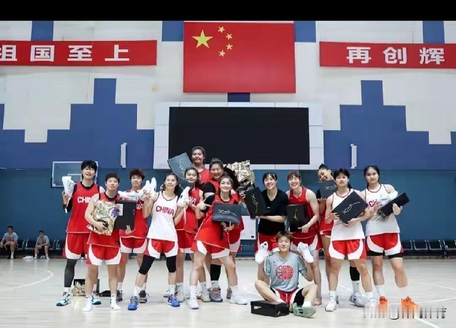 女篮15人集训大名单敲定！后防双核合体补强，两大王牌内线暂缓归队

 
备战新周