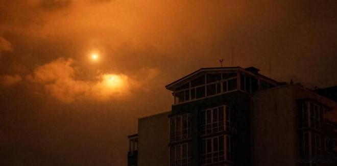 多数人看待欧洲地缘安全格局，都会陷入一个固定认知。大家习惯性以平面地图判断风险，