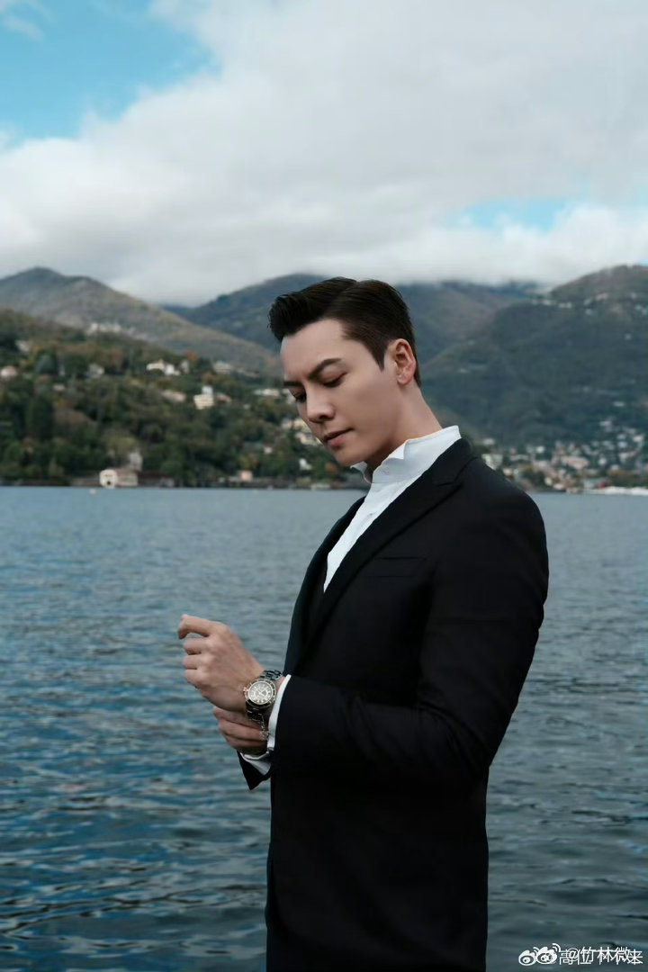 陈伟霆对朋友说我就是谢霆锋今夜喜友秀陈伟霆刚出道那会儿，老板鼓励他能成下一个谢霆