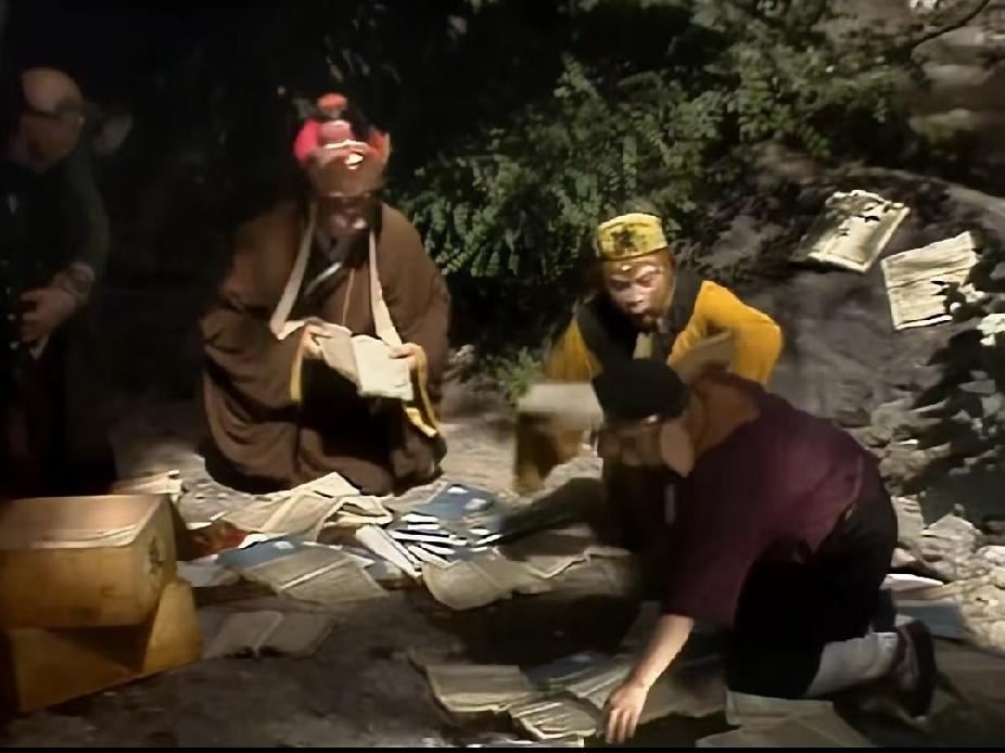 六月六，晒衣物。
相传，唐僧师徒取经归来，路过大河骤遇狂风，一船经书全泡了水！