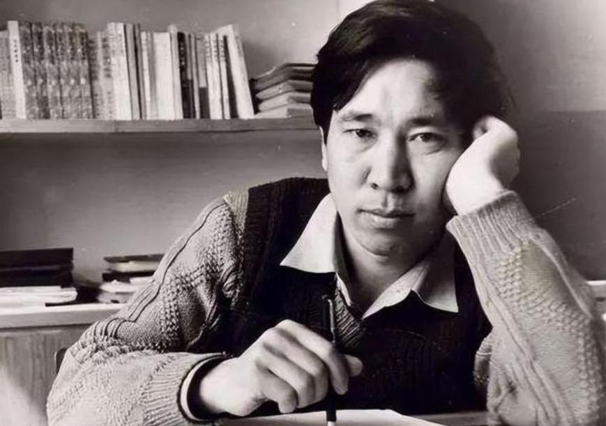 1981年底，提干彻底无望的年轻士兵阎连科刚揣好退伍证准备回老家，谁料火车刚要开