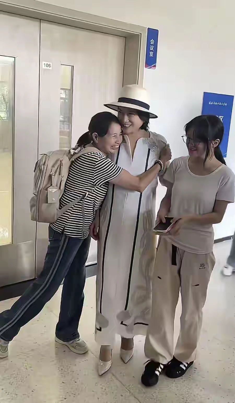 董明珠现身技工学校招生现场 白裙礼帽高跟鞋 状态年轻得像换了个人 ​​​
