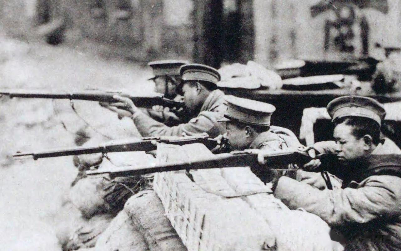 
广州商团原是1912年成立的广州商人自卫组织，1919年由英国汇丰银行广州支行