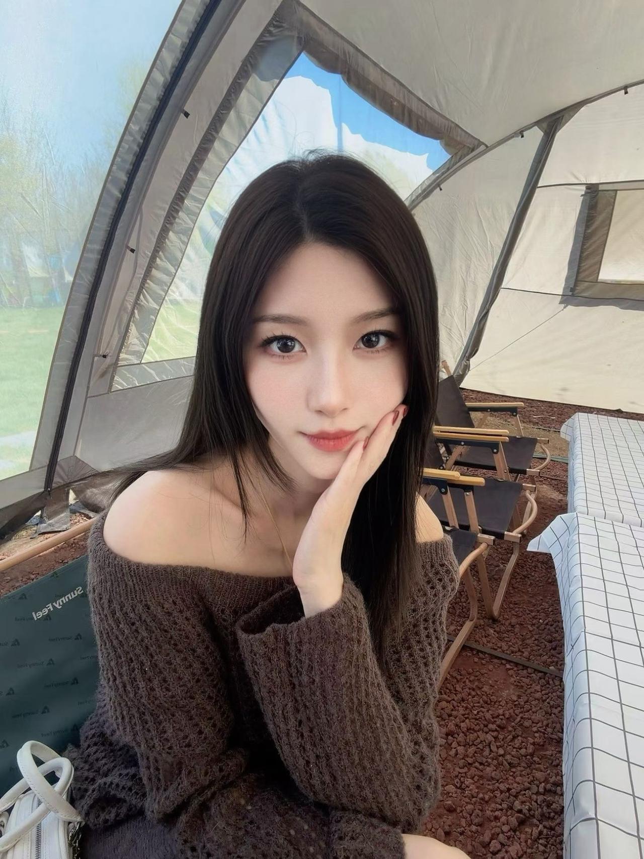 瑜伽美女水上公园露营