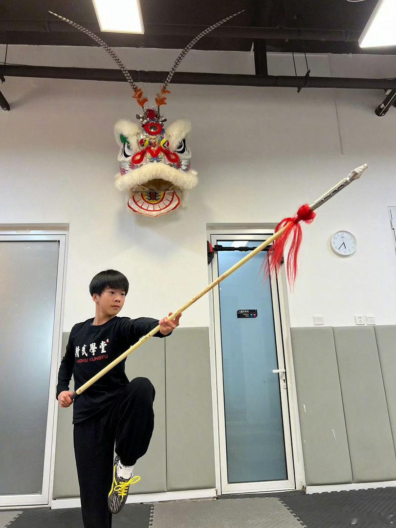 吴京真在家带娃了 吴京这行动力绝了！别人一说就晒带娃照，平时就常陪娃，谢楠追梦他