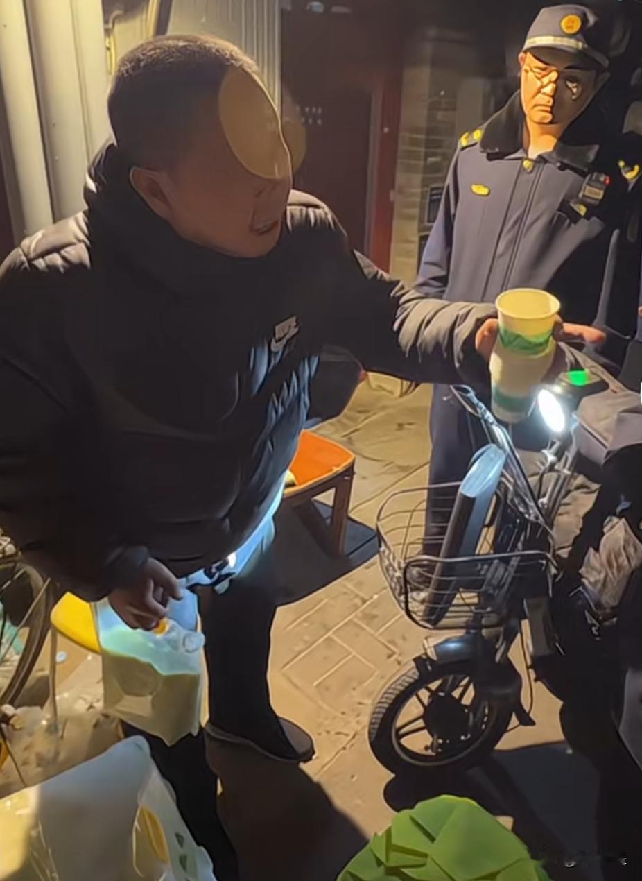 最近网络上那个豆汁大爷火了，今天看到几个视频据说是和城管发生了点不愉快。连续看了