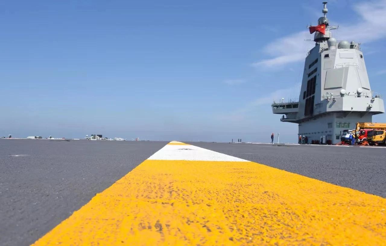 #福建舰顺利完成首次航行试验# “福建”舰的甲板防滑涂层，首次海试就敷设好了。
