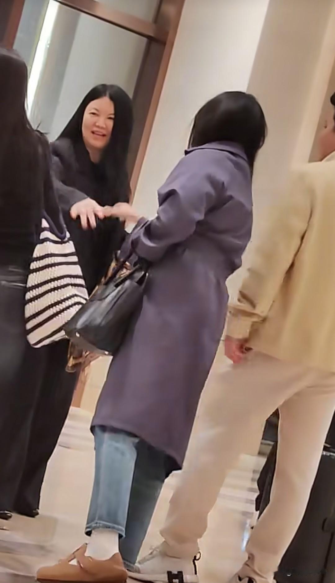 近日，有网友在北京某酒店偶遇李湘、王诗龄母女。李湘长发披肩，脸蛋看着圆润，笑容满