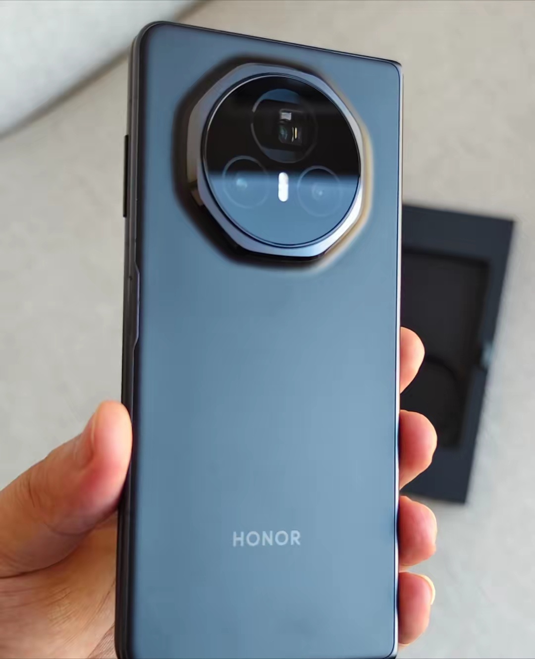 把荣耀Magic V3和iPhonePM放一块！高下立见，很明显这次耀子更胜一筹