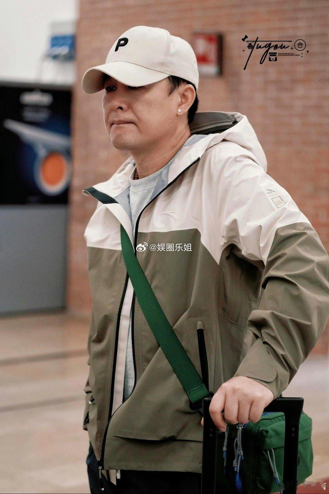 许久不见的颂文老师现身机场，耳朵上的珍珠耳钉超级吸睛！张颂文戴耳钉图片来源见水印