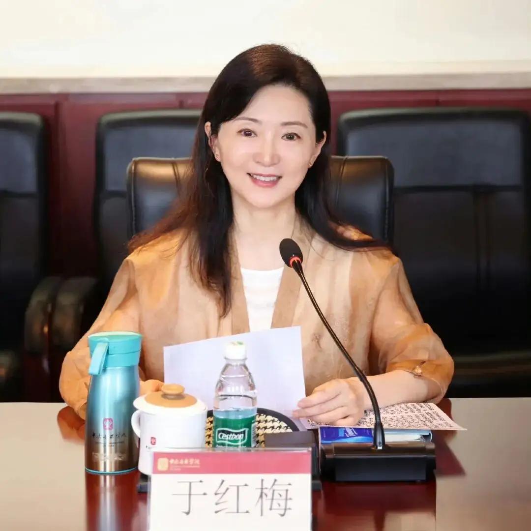 济南这女人，四岁跟着爹在吕剧团后台跑，上台演阿毛一点都不怯。八岁学二胡，三伏天三