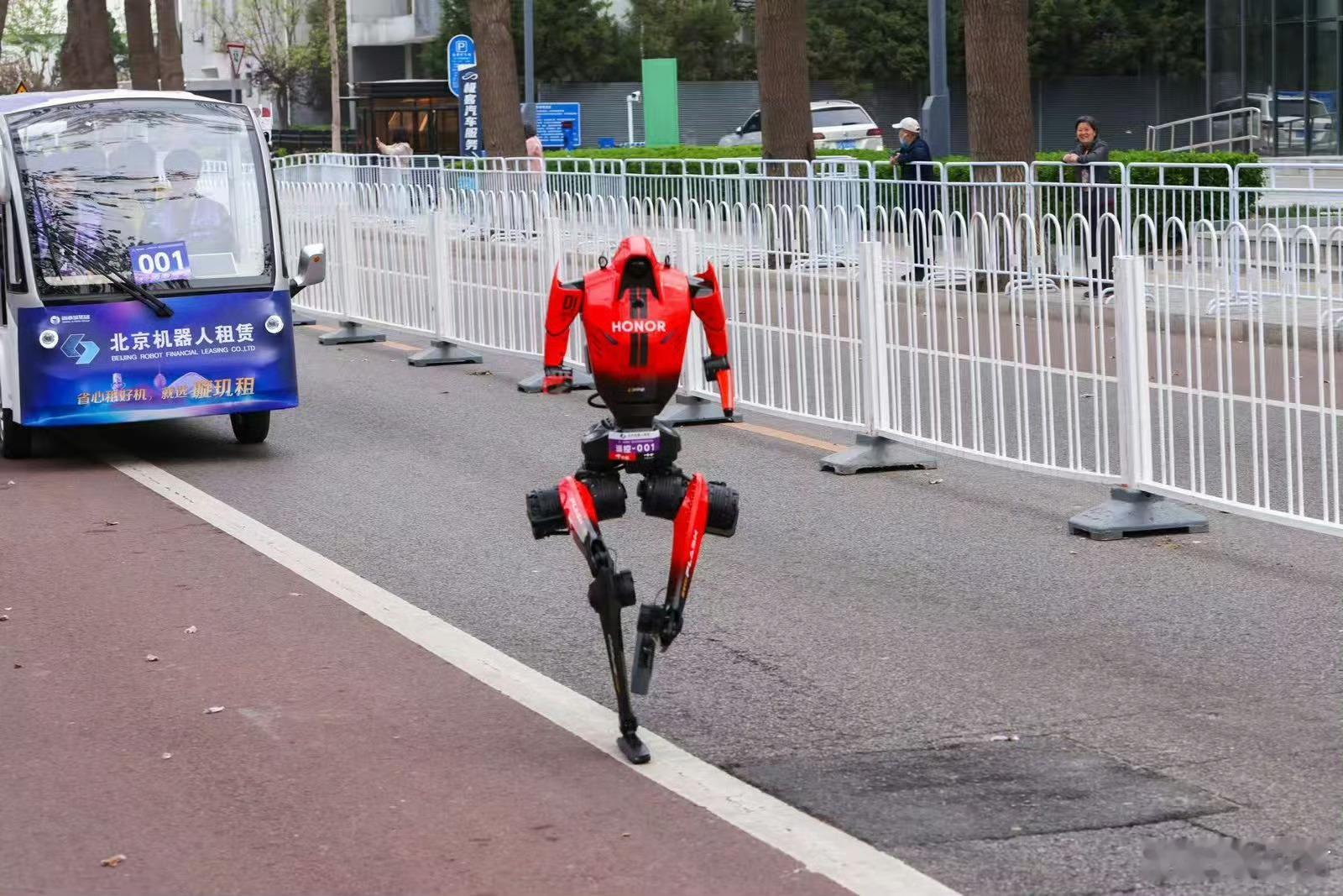 荣耀机器人首次参赛就夺冠 没想到荣耀的机器人这么厉害，直接拿了冠军，我感觉各个大