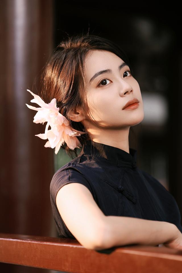 越素越美丽
清冷 中式美学 旗袍 淡妆浓抹总相宜