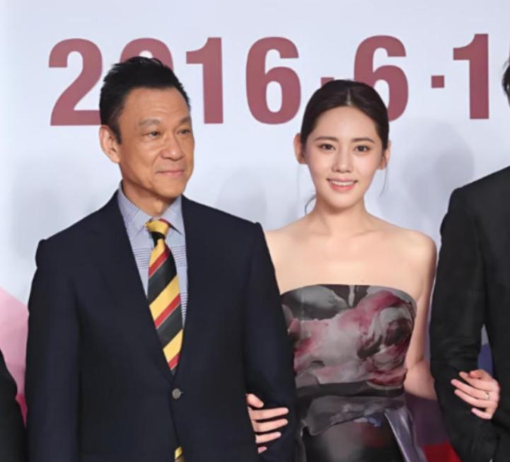 2011年，65岁的老戏骨王学圻突然干出了一件惊世骇俗的疯狂事：不顾结婚40年发