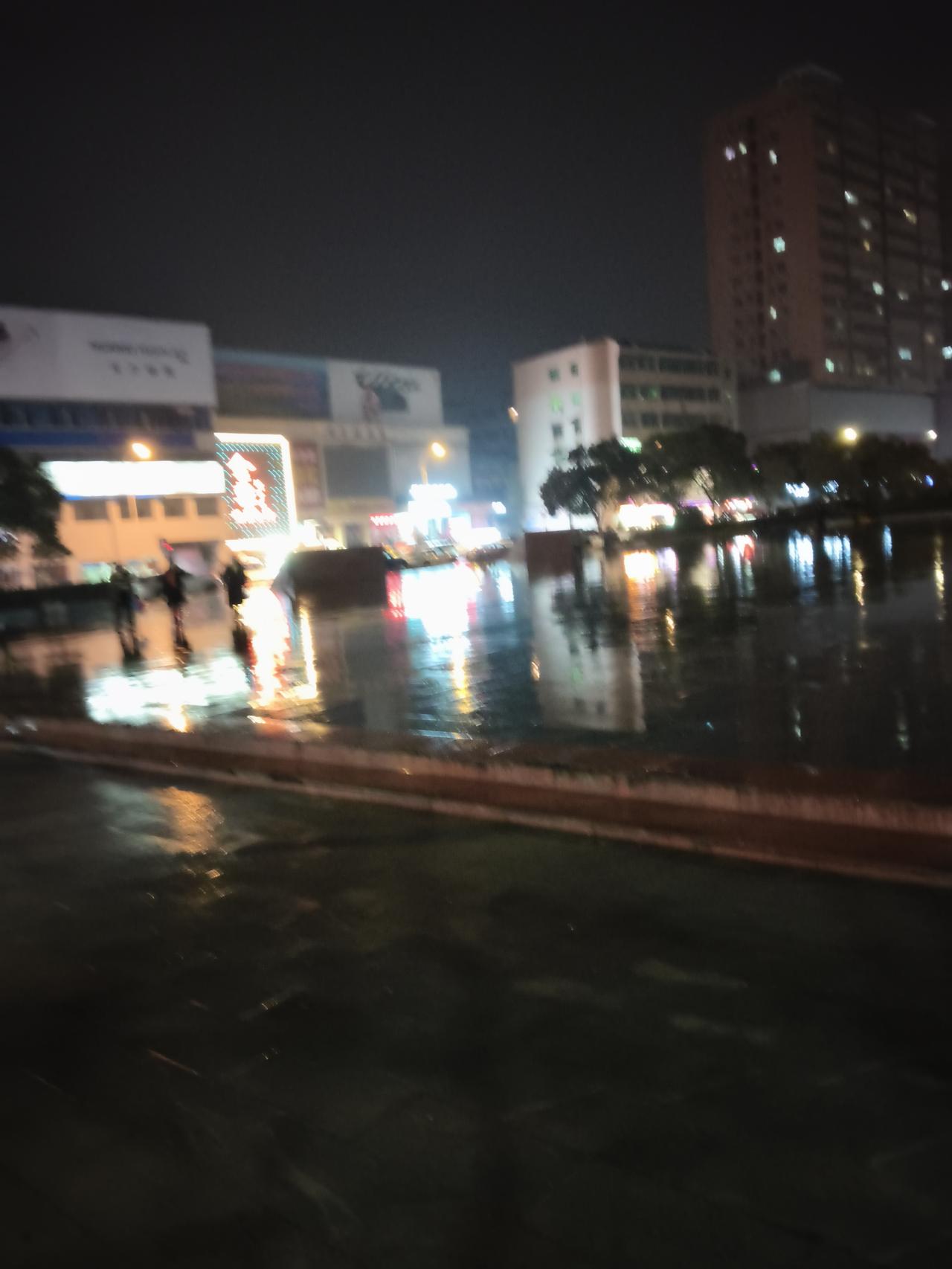 不过是冷冷清清的。几乎没有人走过，只有车时不时的过一辆，不是因为自己的运动步数没