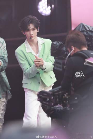 余宇涵新音舞台生图余宇涵是一个天生的舞台小王子，他的生图如同他的一种信念，传递出