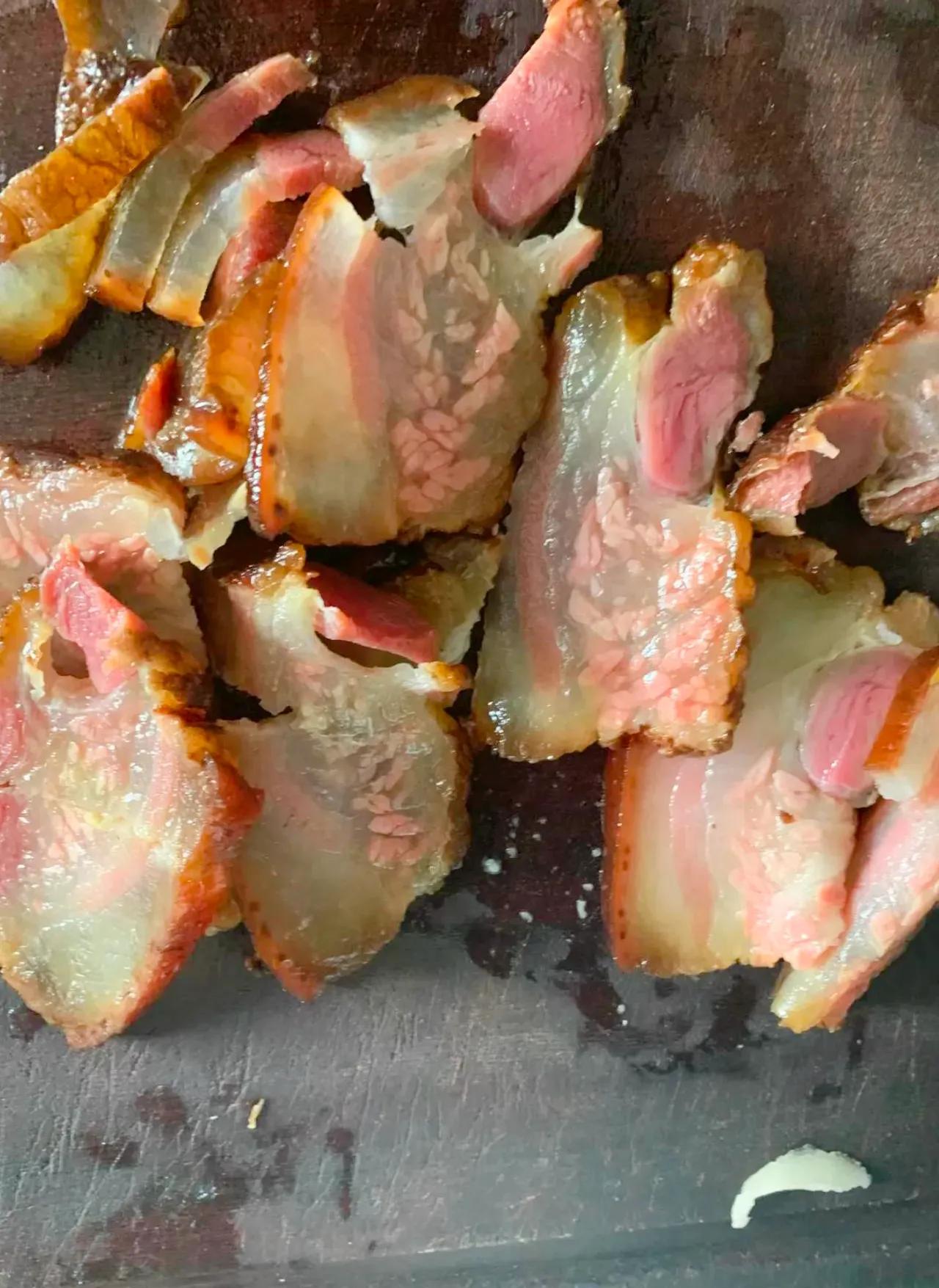这个卖腊肉的四川商家太坏了，朋友圈图片上显示的是标准的五花肉，肥瘦相间的很漂亮，