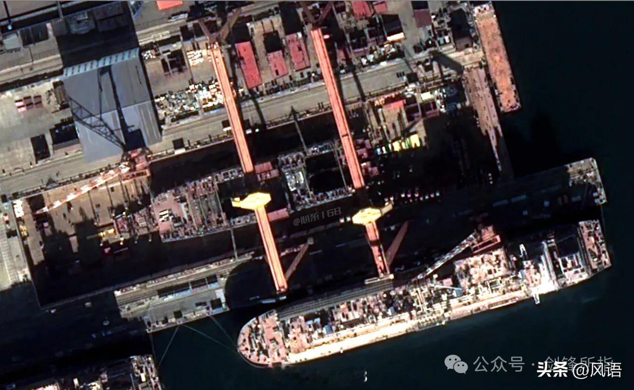 就是这上面的两个预留的大开口，让西方专家们惊出了一身冷汗，他们认为，这是为核反应