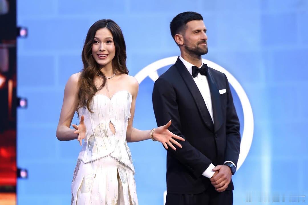 谷爱凌  德约 同台主持，小谷依旧是明媚灿烂、落落大方 ～ 