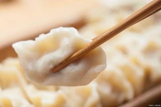 #一年过2次的节日##北方饺子脑袋#在一些民间传说和神话中，饺子也有着独特的传说