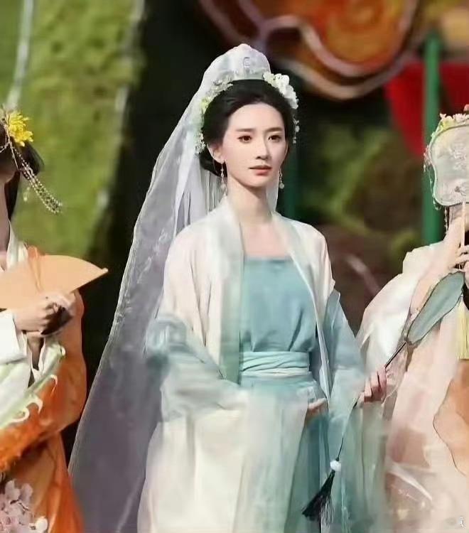 于正签的新演员，如果是原生脸的话长成这样确实很牛了 ​​​