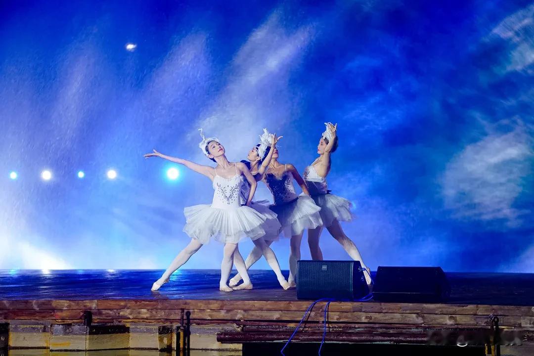 #济南动物主题4D实景剧开演# [酷]夏日盛放，酷爽回归，济南野生动物世界光影森