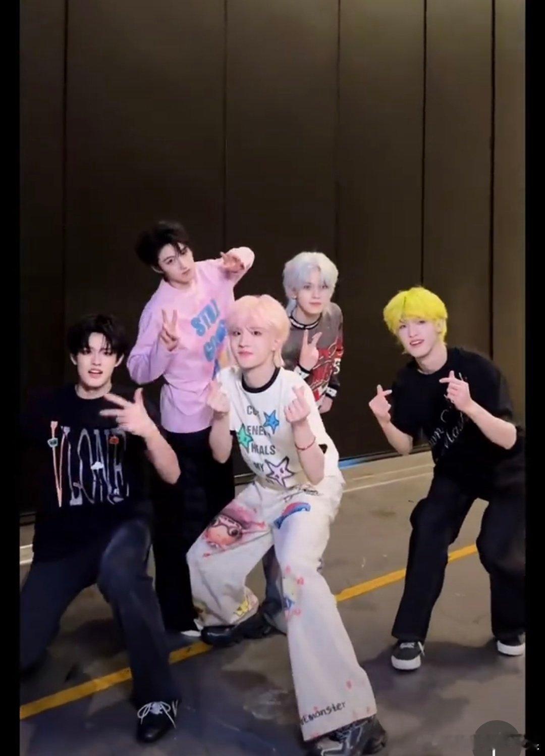 TOP站位换了，朱志鑫的C位被苏新皓站了，最新物料更新的站位是：苏新皓 张极 张