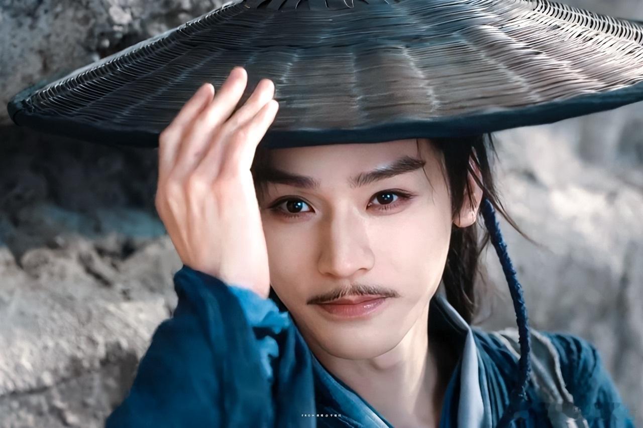 龚俊外形优越气质出众，时尚驾驭能力十分出彩，拿下五大女刊准满贯的亮眼成绩，每一套