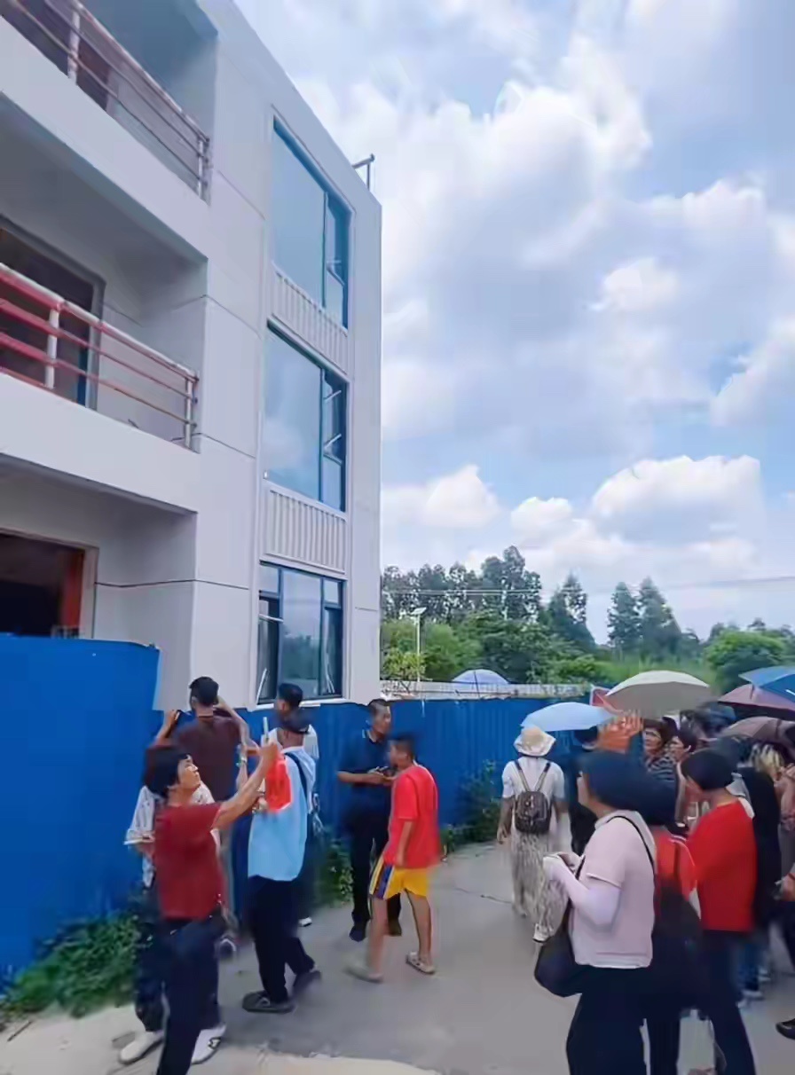 全红婵老家暑假比景区还热闹！大批游客过来婵宝家旧宅打卡 