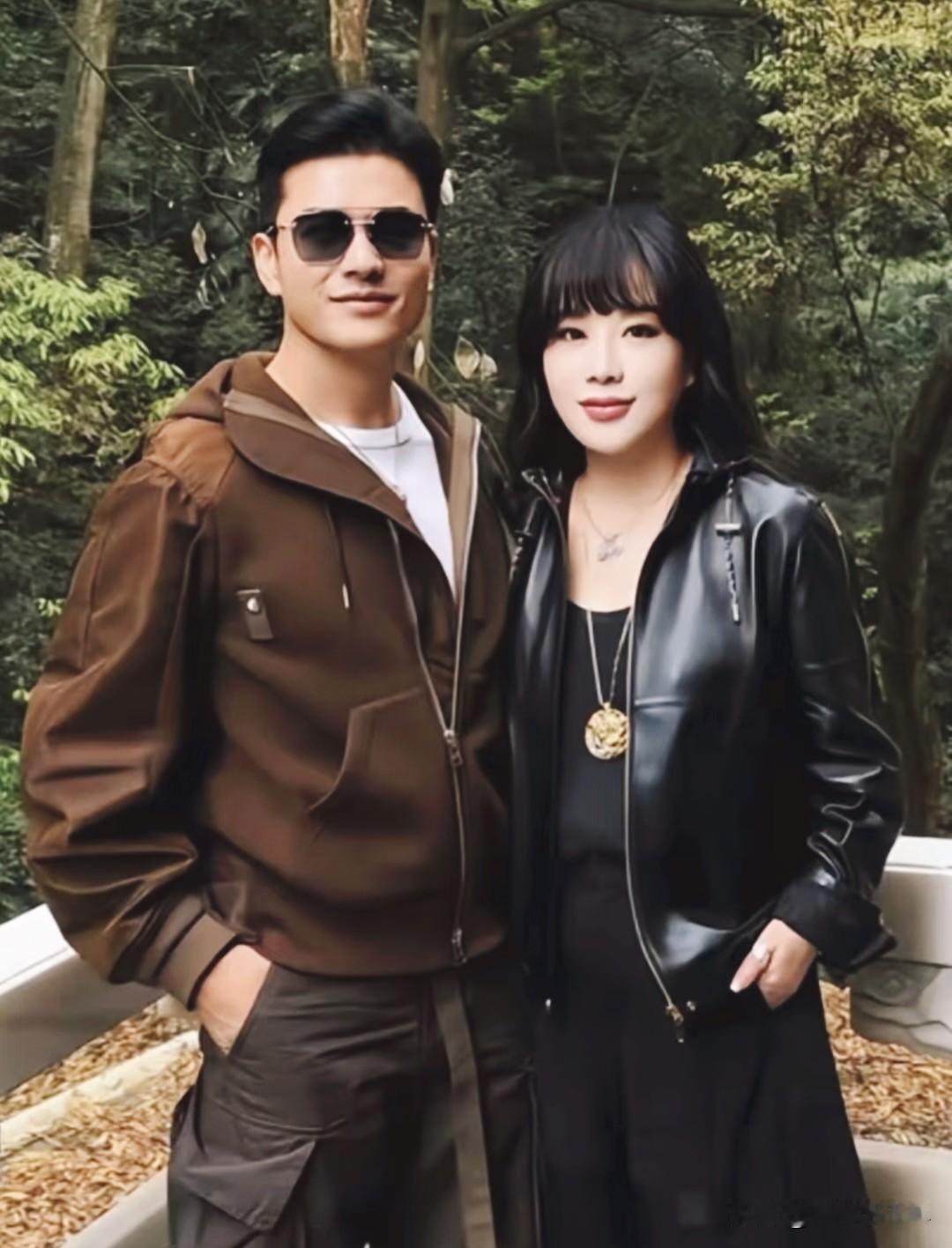 70岁冻龄？真·防腐剂本人！

家人们谁懂啊！吕良伟和妻子去成都普照寺祈福，他这