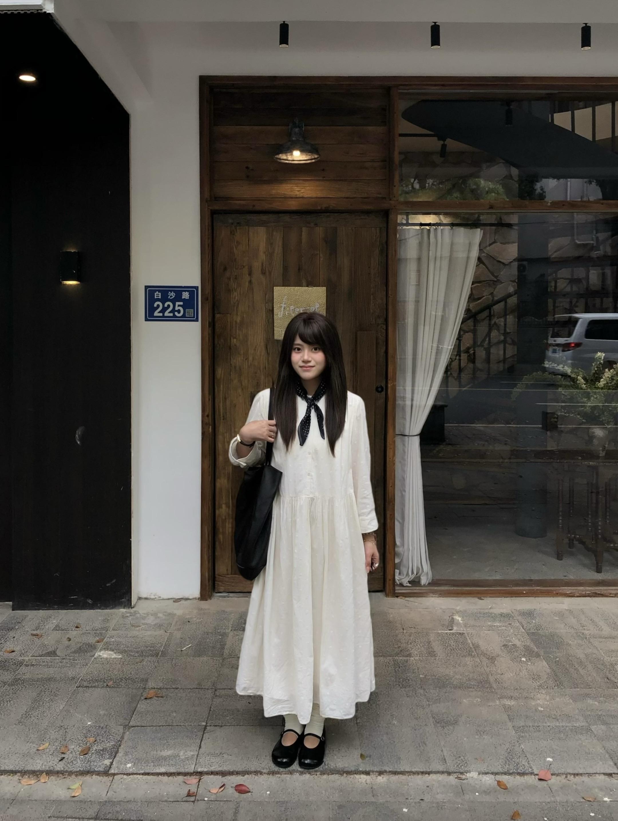 我觉得有时候自己不是一个人类，而是洒落在这扇门上，这片土地上的亮光。