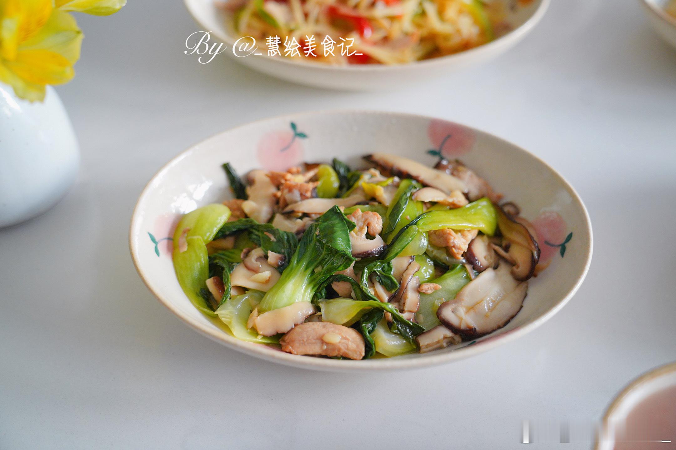 周三早饭香菇油菜、豆角胡萝卜炒肉丝、炒三丝、白菜炒肉、红豆粥~我的美食日记