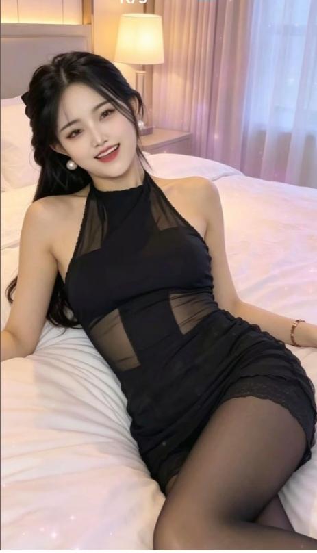 〔欣赏图片〕
图中画面真漂亮；
一个美女在休闲；
黑色小衫身上穿；
就是一道风景