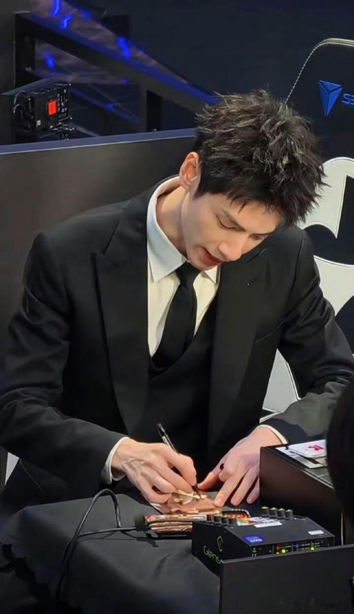 游戏开关一经触发，罗云熙便切换“大魔王”模式！无论是体力比拼的执着，还是脑力对决