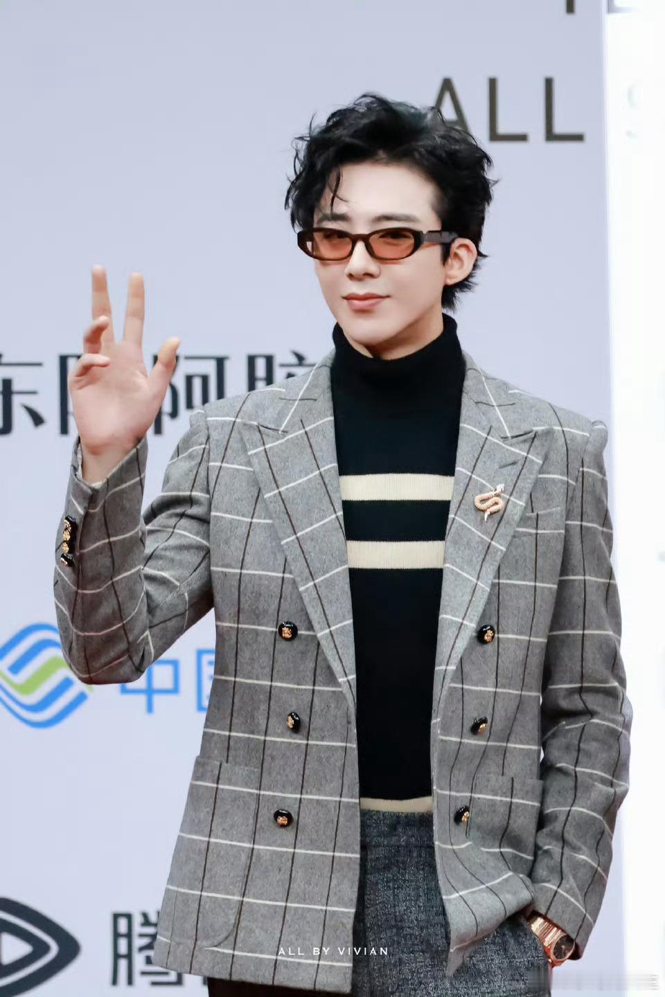 摩登兄弟刘宇宁星光大赏 红毯大忙人刘宇宁走了四个红毯走了你家走你家走了你家走你家