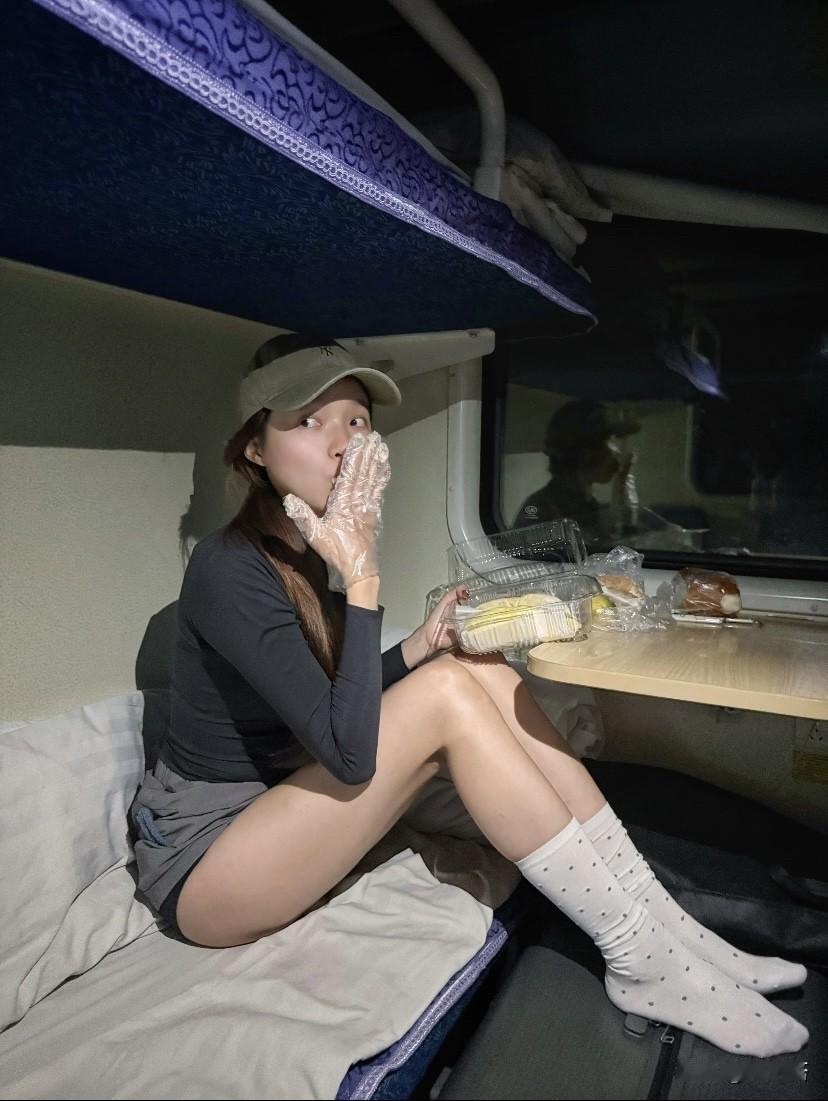 50个小时的卧铺对很多人都是道关！
但对于年轻人就是一次难忘的回忆