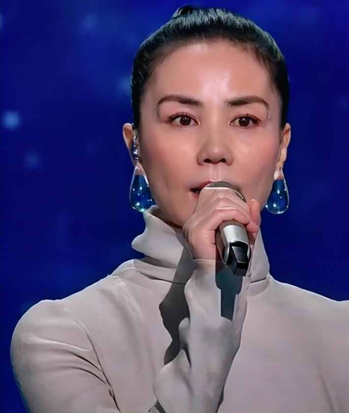 王菲第六次上春晚唱《你我经历的一刻》，感觉没了当年的锋芒，现场表现偏柔，再也找不